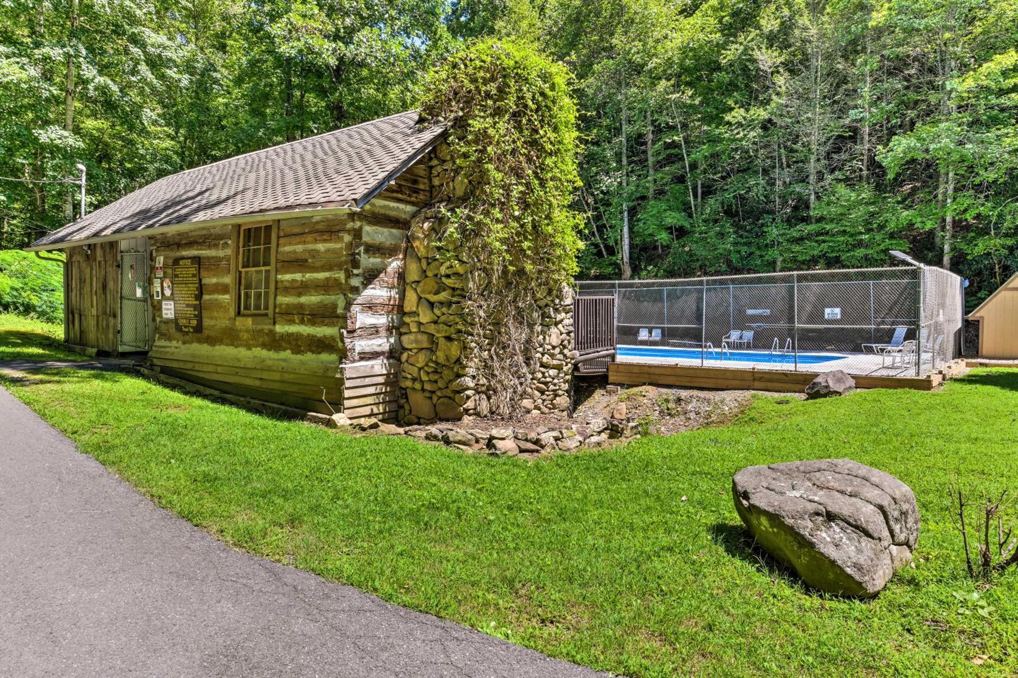 Gatlinburg Cabin With Game Room, Hot Tub And Mtn Views Exteriör bild
